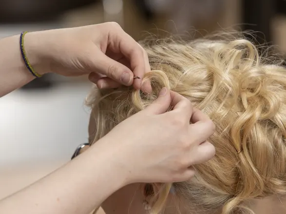 Eine Hochsteckfrisur wird gesteckt